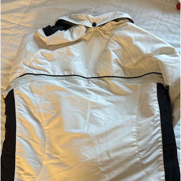 Pacific Trail, Med, white winter coat, hood, zipped pockets. - Picture 3 of 5